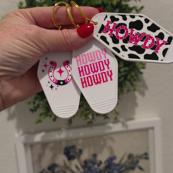 Retro 70s western motel keychains in pink, black, and white – cowgirl accessories with rodeo vibes and fun double-sided designs.