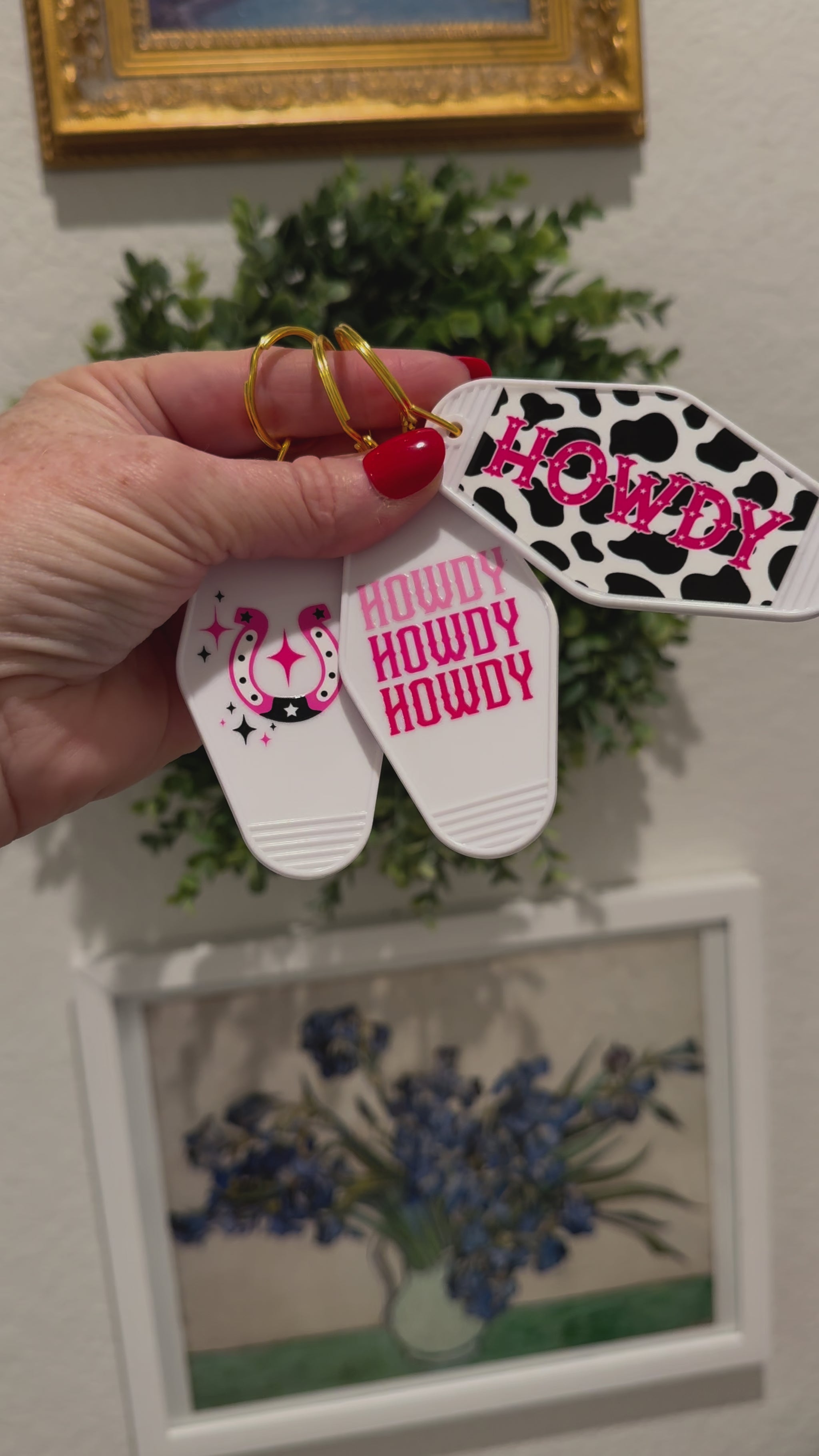 Retro 70s western motel keychains in pink, black, and white – cowgirl accessories with rodeo vibes and fun double-sided designs.